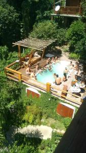 um grupo de pessoas sentadas numa piscina em Hostel Vista da Barra em Florianópolis