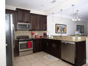 Η κουζίνα ή μικρή κουζίνα στο Beautiful Villa at Champions Gate