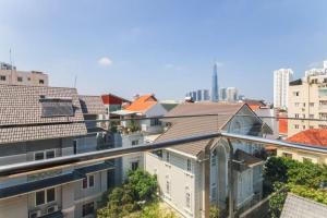 vista su edifici e sullo skyline della città di Aurora Western Village ad Ho Chi Minh