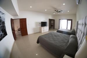 Galería fotográfica de 21 Suite with Jacuzzi a shared pool en Torreón
