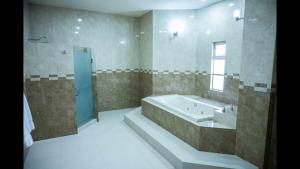 Galería fotográfica de 21 Suite with Jacuzzi a shared pool en Torreón