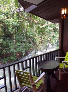 Ein Balkon oder eine Terrasse in der Unterkunft Tree Tops River Huts