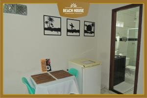 Zimmer mit einem Bad mit einem Tisch und einem Waschbecken in der Unterkunft BEACH HOUSE l in Itacaré