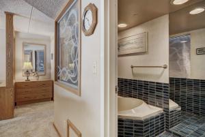 La salle de bains est pourvue d'une baignoire et d'un lavabo. dans l'établissement Beaver Run 4308, à Breckenridge