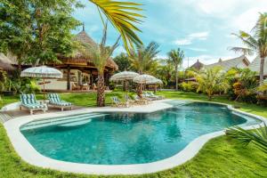 a swimming pool in the yard of a villa at Mule Malu Tropical Stay in Uluwatu