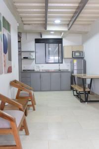 een keuken met een tafel en stoelen in een kamer bij M1145 Aparta Loft in Pereira