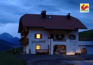 a large white house with the words nordlund at Klaudehof in Dobbiaco +26 photos