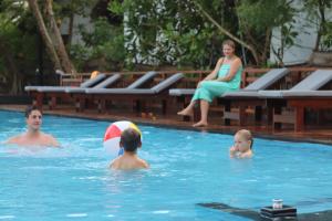 Bazén v ubytování Ganesh Garden Beach Cabanas nebo v jeho okolí