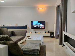 Et tv og/eller underholdning på Modern 3 bedroom apartment near Useldange castle
