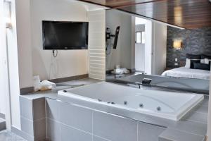 TV a/nebo společenská místnost v ubytování Central Park Motel + 37 fotografií
