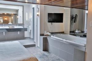 TV a/nebo společenská místnost v ubytování Central Park Motel