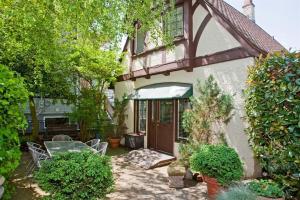 uma casa com um pátio com uma mesa e cadeiras em Cecil Bacon Manor em Seattle