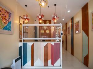 uma loja com uma vitrine num corredor em Super OYO 832 The Teepee Place Hostel & Residence Inn em Cebu