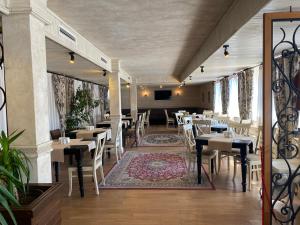 um restaurante com mesas e cadeiras e uma televisão em Luxury private studio in Green Life Bansko em Bansko