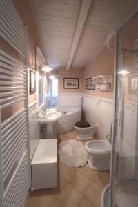 ヴェルバーニアにあるLa Foresteriaのバスルーム(トイレ2つ、シンク、バスタブ付)