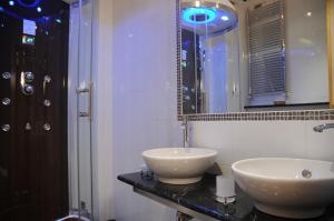 
A bathroom at Grand Hotel Ambasciatori Wellness & Spa
