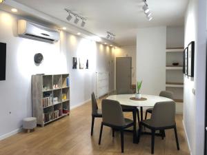 a dining room with a table and chairs at SUCASA RA’ANANA in Ra‘ananna