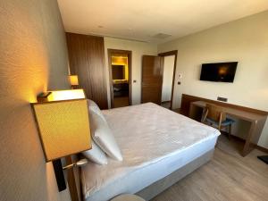 Postel nebo postele na pokoji v ubytování Türkmen Riverside Hotel Adana