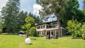A garden outside Wonderful Villa Between Como And Milano