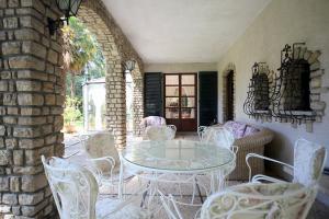A seating area at Wonderful Villa Between Como And Milano