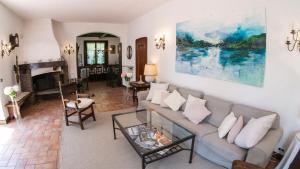A seating area at Wonderful Villa Between Como And Milano