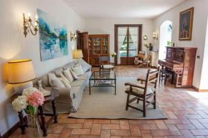 A seating area at Wonderful Villa Between Como And Milano