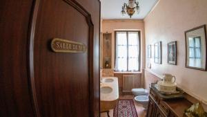 A bathroom at Wonderful Villa Between Como And Milano