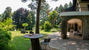 A garden outside Wonderful Villa Between Como And Milano