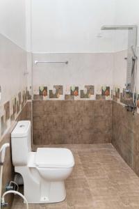 Cool Mount Resort في إيلا: حمام مع مرحاض ودش