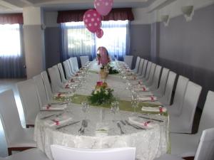 długi stół z białymi krzesłami i różowymi balonami w obiekcie Hotel Parco w mieście Castellammare di Stabia
