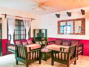 een kamer met 2 bedden, een bank en een spiegel bij Beachfront 3 Bedroom 2 Terraces, Hacienda del Cuyo in El Cuyo