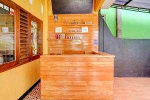a shop with a wooden counter in a room at Super OYO 1I3676 Wisma Al-fahmi Syariah in Maniskaler