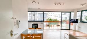 een keuken en eetkamer met een tafel en een televisie bij BnBIsrael apartments - Kalisher Ophrys in Tel Aviv