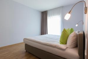 Un pat sau paturi într-o cameră la ForRest Apartments