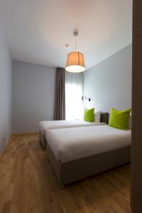 Łóżko lub łóżka w pokoju w obiekcie ForRest Apartments