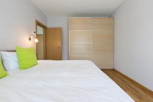 Un pat sau paturi într-o cameră la ForRest Apartments