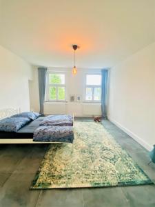 a bedroom with a bed and a rug at Get-your-flat Traumhafte Altbau-Wohnung in Denkmal-Villa 3 Zr Kü Bad 2 Schlafzr 125 m2 Haustier auf Anfrage - ruhig & naturnah in Hagen