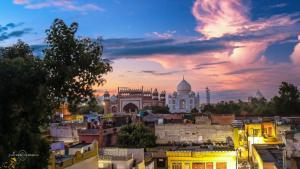 una vista del taj mahal al atardecer en Hotel Kamal Nearest To Taj Mahal, en Agra