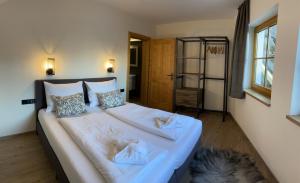 Postel nebo postele na pokoji v ubytování Landhaus Lodges Kaprun by we rent