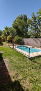 una valla alrededor de una piscina en un patio en El Ensueño en Barreal