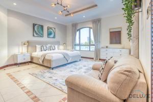 Gallery image of Breath-taking 5BR Villa with Assistants Room and Private Pool in Frond E Palm Jumeirah by Deluxe Holiday Homes in Dubai
