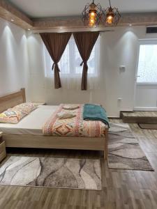 sypialnia z łóżkiem i oknem w obiekcie Studio apartment Lalović w mieście Žabljak