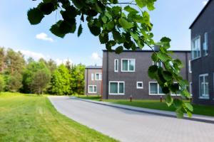 un camino vacío delante de un edificio en ForRest Apartments, en Vilna