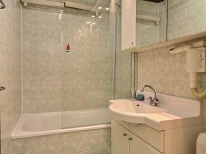 A bathroom at Appartement La Plagne, 2 pièces, 4 personnes - FR-1-455-109