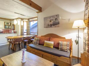 Appartement Valmorel, 3 pièces, 7 personnes - FR-1-356-227にあるシーティングエリア