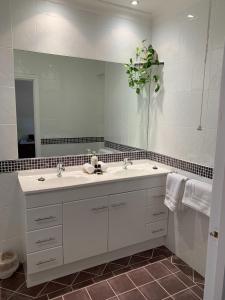a bathroom with two sinks and a large mirror at Avon Terrace Guest House in York +11 photos