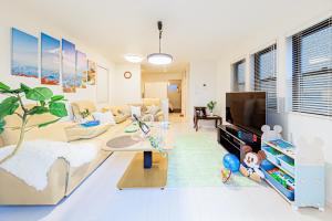 东京CuteFamilyHouse! 6minShinjuku 6minSta FreeParking Cozy,Bright KidsFree Under6yrs的带沙发和电视的客厅