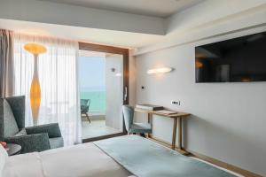 Televízia a/alebo spoločenská miestnosť v ubytovaní BIO BEACH Boutique Hotel - Adults Only