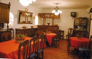 The lounge or bar area at Casa Rural Morada Maragata Még 23 kép