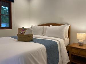 Postel nebo postele na pokoji v ubytování The Pace Phuket Boutique Resort